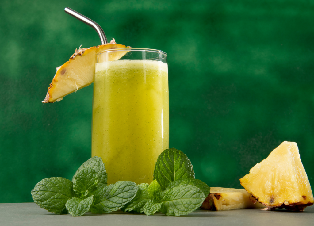 Que tal começar o dia com uma explosão de sabor e energia, sem gastar muito? Apresentamos a receita do Smoothie de Abacaxi com Hortelã, uma opção refrescante, saudável e supereconômica para o seu café da manhã. Com ingredientes simples e um preparo rápido, essa bebida vai conquistar seu paladar e turbinar sua rotina!