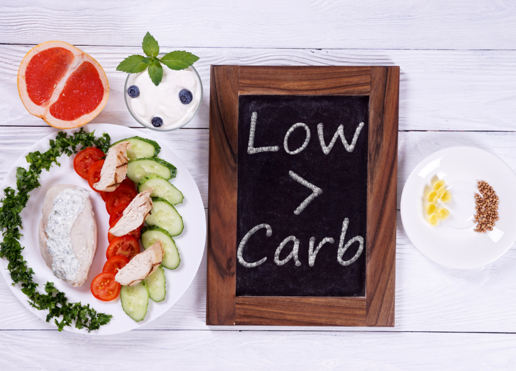 Se você está em busca de emagrecer com saúde, provavelmente já se deparou com duas das dietas mais populares da atualidade: a Low-Carb e a Cetogênica.