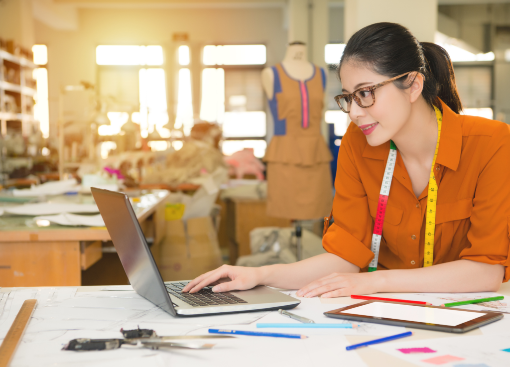 Descubra como a Inteligência Artificial está transformando a moda com a moda algorítmica. Saiba como a IA pode revolucionar seu guarda-roupa e suas compras!