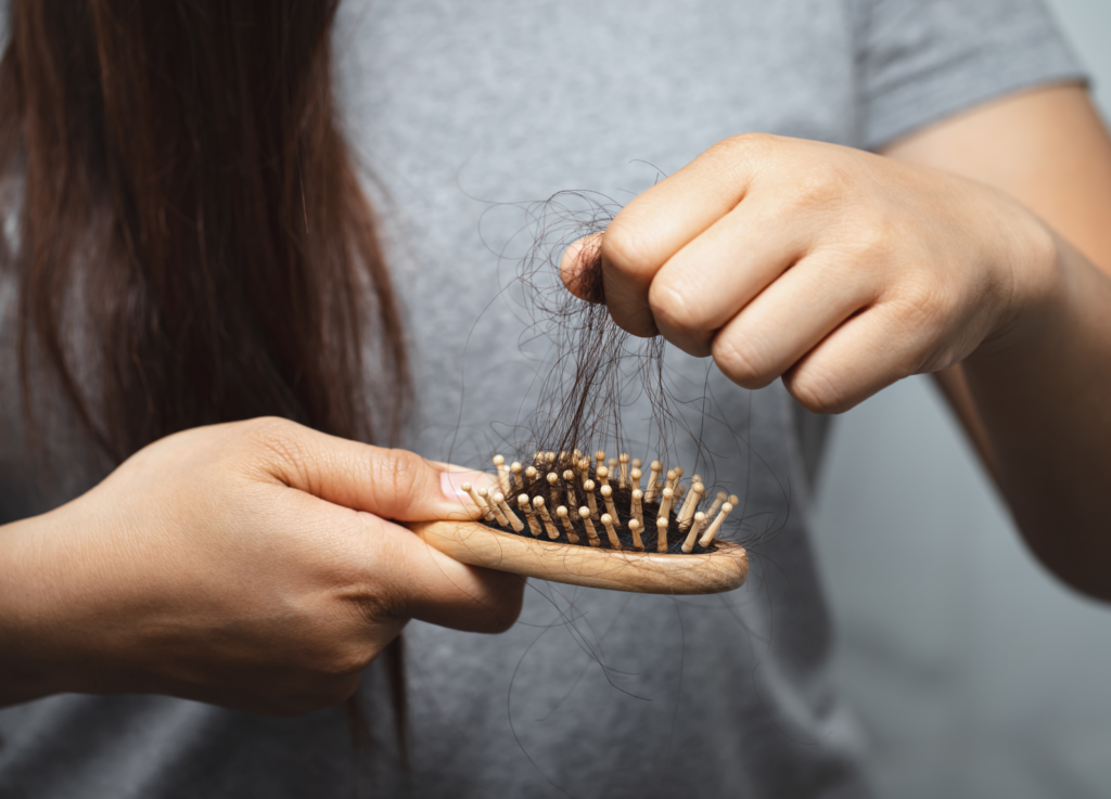 Descubra as causas da queda de cabelo, tratamentos eficazes e dicas para evitar o problema. Tenha cabelos fortes e saudáveis!