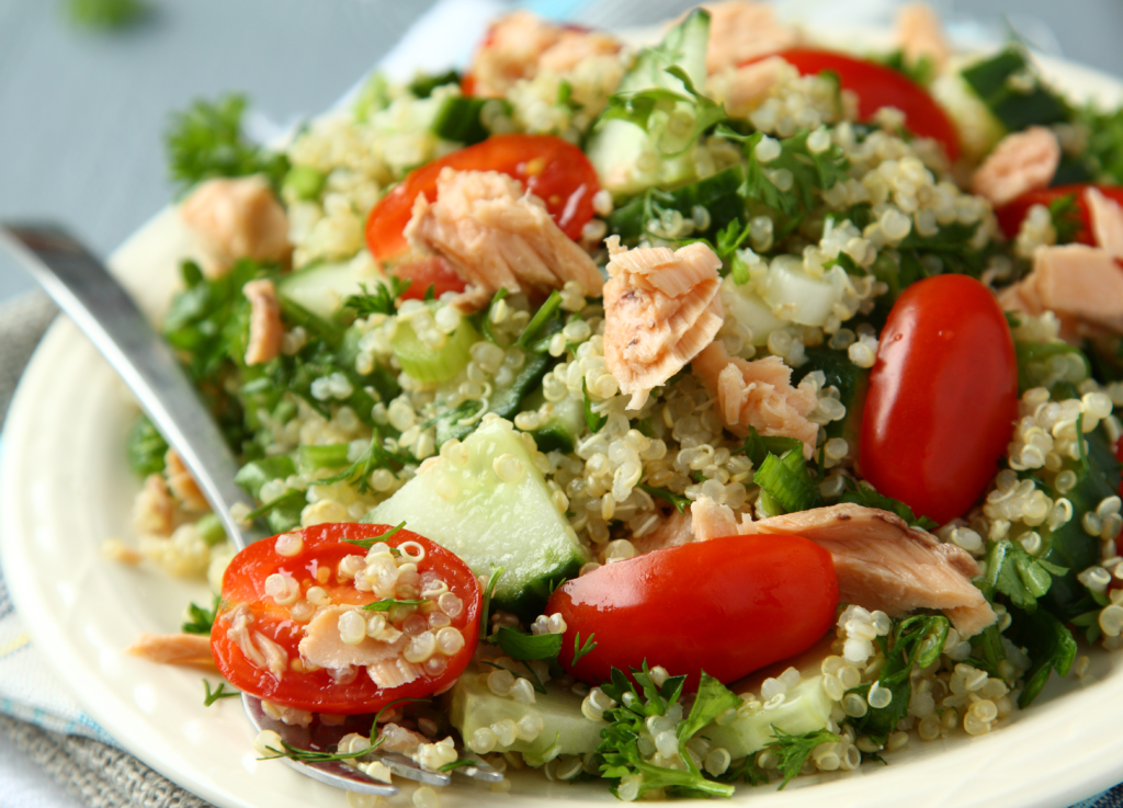Descubra 10 receitas rápidas e baratas para uma alimentação saudável no dia a dia. Dicas práticas para turbinar sua saúde sem gastar muito!