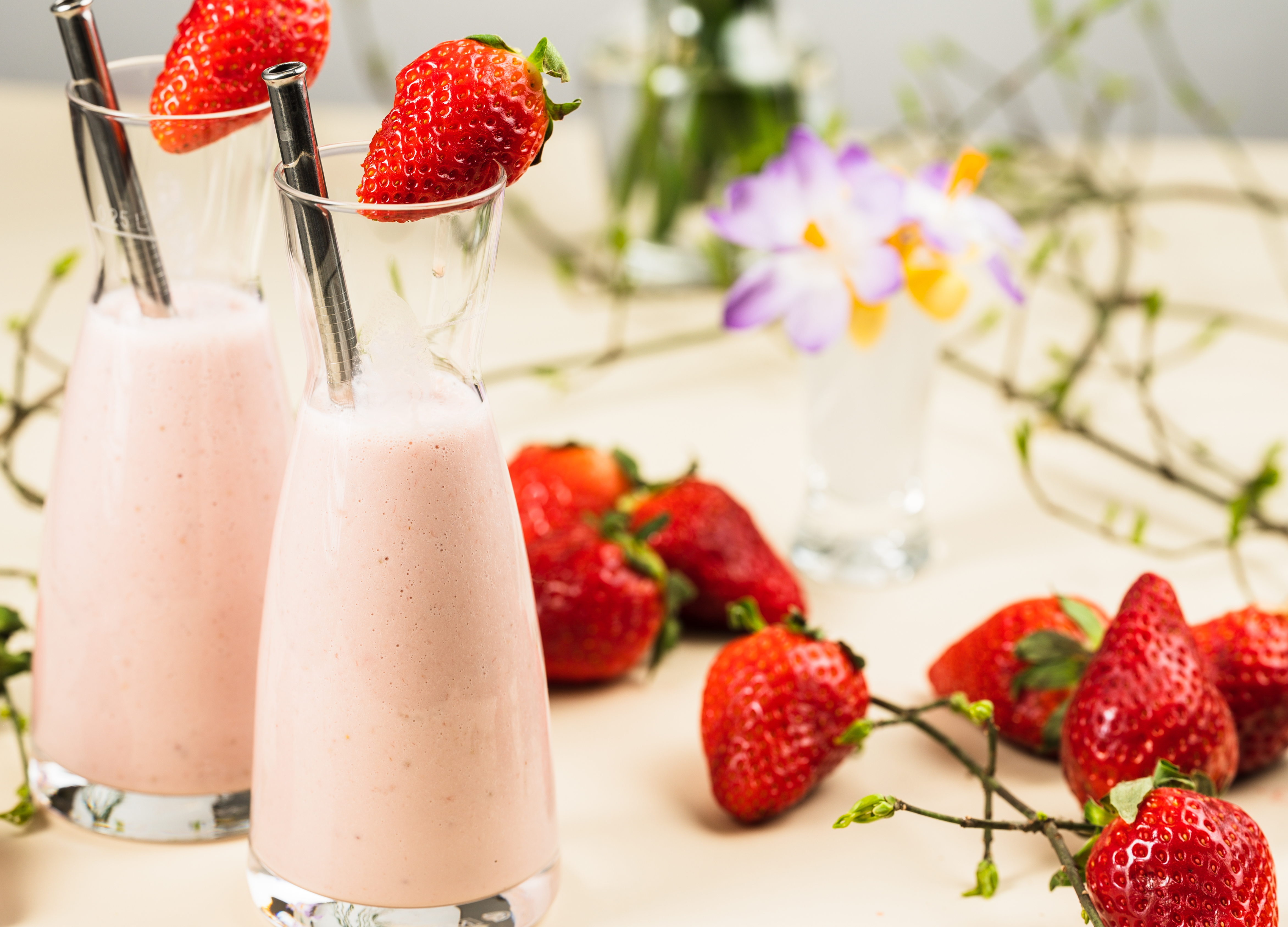 Que tal começar o dia com um smoothie delicioso, nutritivo e supereconômico? Apresentamos a receita do Smoothie de Morango Cremoso, uma opção rápida, saborosa e perfeita para quem busca praticidade sem abrir mão do sabor. Com ingredientes simples e acessíveis, essa bebida vai conquistar seu paladar e dar um up na sua energia matinal!